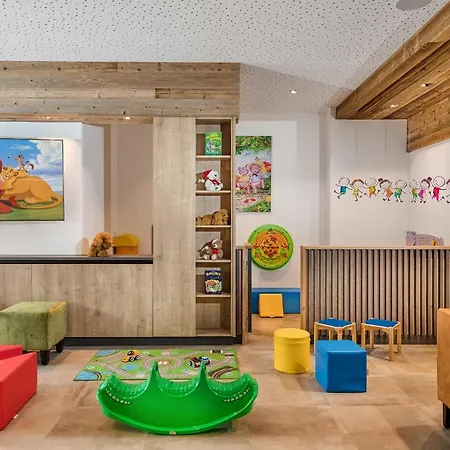 Ξενοδοχείο με διαμερίσματα Alpenparks & Hochkoenig 4*